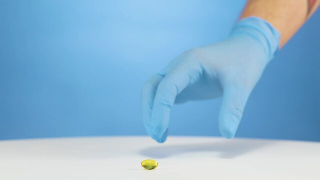 Doktor podnosci żółta tabletke 