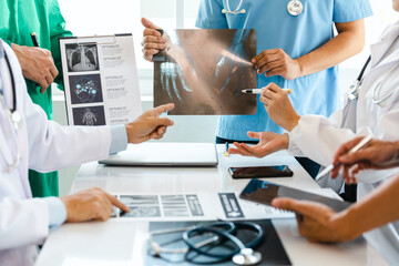 A team of young doctors discuss CT scan results in the clinic. Show patient results at the modern advanced diagnostic center. medical and health concept - obrazy, fototapety, plakaty