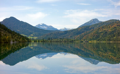 Fototapeta na wymiar lake in an environment of mountains