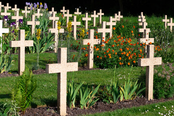 Rangées de croix dans le cimetière de Thiepval. Le mémorial de la Première Guerre mondiale.