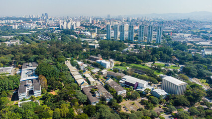 Visão aérea da cidade universitária USP em São Paulo captada do alto por um drone em 2023. 