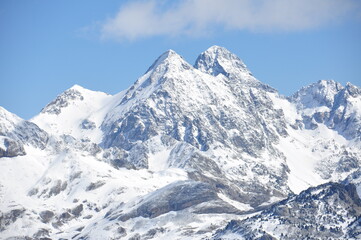 Plakat paisaje nevado en la montaña