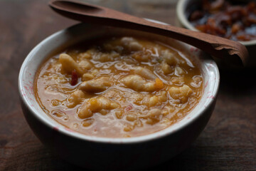 Locro tradicional argentino. Locro criollo. Es una comida caliente, nutritiva, con proteínas. Ideal para épocas de frío. Locro con porotos, maíz, zapallo, cebolla, embutidos, chorizos colorados. 