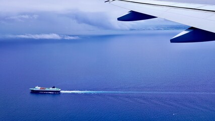 沖縄県那覇空港離陸後の航空写真　航行するフェリー