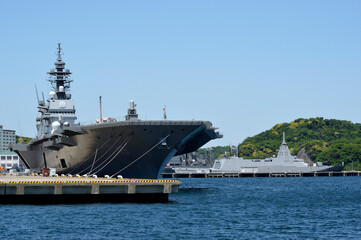 停泊する護衛艦　横須賀港