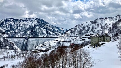 新潟県にある秘境　冬の奥只見ダムの全景
