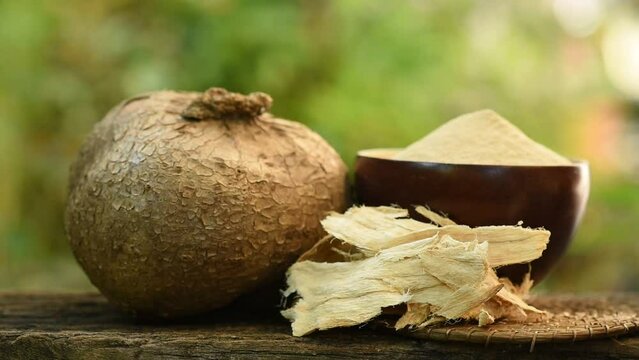 Pueraria mirifica head and powder on nature background.