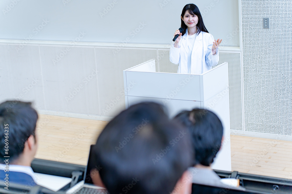 Sticker マイクを持ちプレゼンをする日本人女性