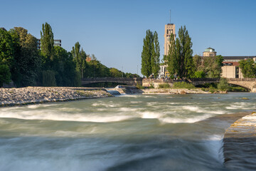 Deutsches Museum München an der reißenden Isar mit Blick auf die Corneliusbrücke