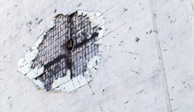 Traces of an artillery shell hitting a multi-storey residential building. Part of the building was destroyed by the shock wave and shrapnel. Shelling at home.