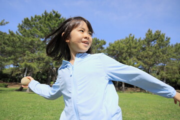 ボールを投げる女子小学生 (8歳)