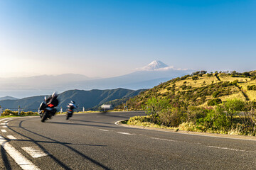 背景に富士山を望む静岡県の西伊豆スカイラインをドライブ