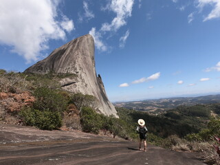 Mulher ao lado da Pedra Azul, em domingos Martins, Espírito Santo 