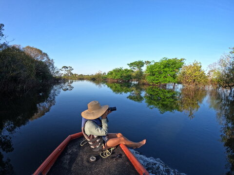 Turista forografando em barco navegando prlo rio Araguaia nos arredores do Parque Estadual do Cantão e Ilha do Bananal, Tocantins