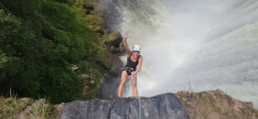 Mulher praticando rapel no salro Belo, campo novo do Parecis,  mato Grosso