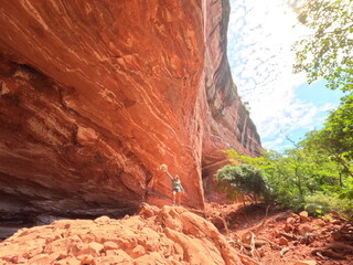 Pessoa no interior da Casa de Pedra, atração turística na região do Pinga fogo, inteiror do município de mineiros, Goiás