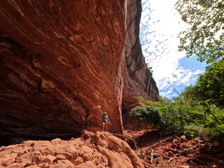 Pessoa no interior da Casa de Pedra, atração turística na região do Pinga fogo, inteiror do município de mineiros, Goiás