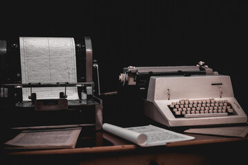 macchina da scrivere con foglio di carta. Spazio per il tuo testo