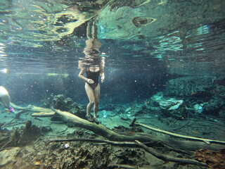 Corpo de mulher mergulhando nas Águas cristalinas da lagoa do japonês, Serras gerais, Tocantins 