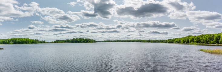 Panoramaaufnahme vom See Åsnen in Småland Schweden