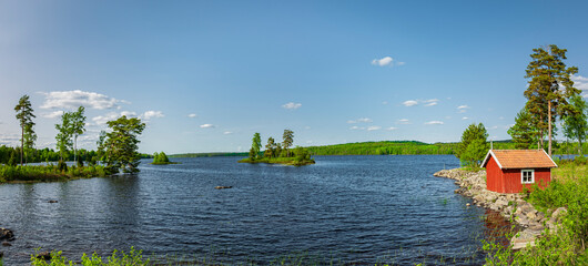 Rotes Bootshaus an  inem See in Schwden
