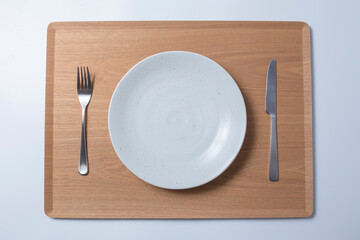 白いお皿とナイフとフォーク