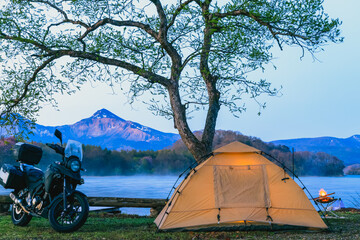 オートバイで訪れた霧立つ桧原湖から磐梯山を望むキャンプ場の朝