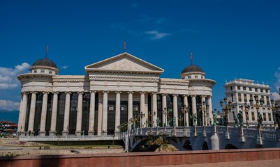 Obraz premium Archaeological Museum of Macedonia and Bridge of the Civilizations in downtown Skopje