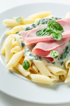 Tasty and homemade penne with spinach and bechamel sauce.