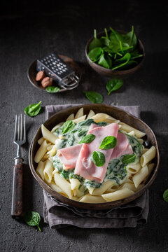 Delicious and fresh penne with spinach and bechamel sauce.