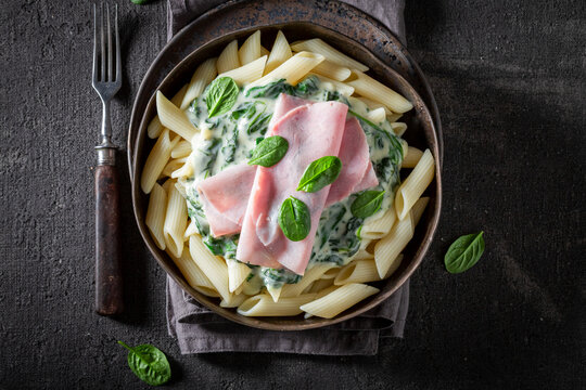 Delicious and fresh pasta with ham and bechamel sauce.