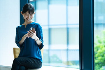 Fototapeta na wymiar 携帯を触る日本人女性