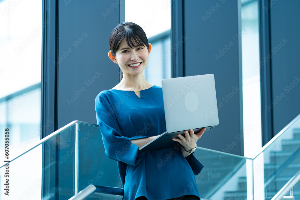 Poster パソコンを持つ日本人女性