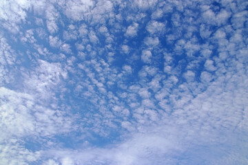 青空とまだら模様の雲
