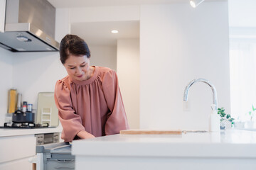ビルトイン食洗機を使うシニアの女性