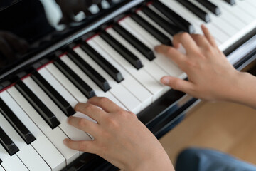 Fototapeta na wymiar ピアノ教室で練習