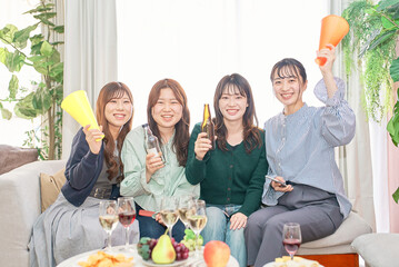 スポーツ観戦する女性4人