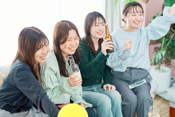 スポーツ観戦する女性4人