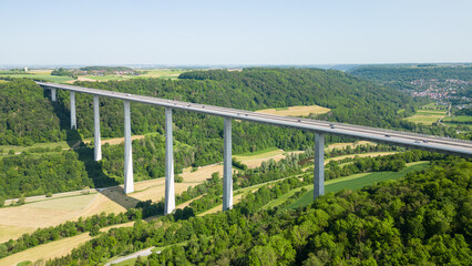 Autobahn A6  und Kochertalbrücke in Hohenlohe, Deutschland - obrazy, fototapety, plakaty
