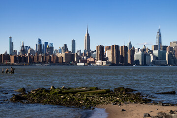 New York City Midtown Manhattan Skyline seen from Bushwick Inlet Park in Williamsburg Brooklyn - obrazy, fototapety, plakaty