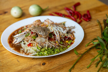 Popular Thai dishes Spicy Papaya Salad with Raw Blue Crab