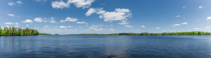 Panoramaaufnahme eines Sees in Schweden