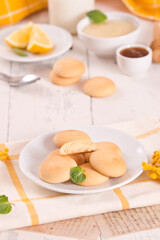 Cookies with lemon cream filling - 607098620
