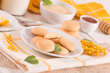 Cookies with lemon cream filling - 607098634