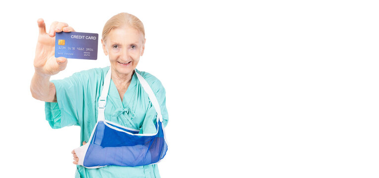 Elderly woman with broken arm wear arm splint for treatment and smiling Holding credit card for confident lifestyle Old elderly lady payment credit card medical care Showing credit card in front of