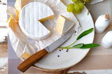 Ausgepackter Camembert Käse auf einem Teller