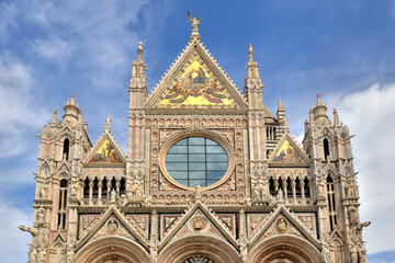 Fototapeta na wymiar duomo di siena , cathedral of sienne in Italy, upper part of ovest facade, oculus,