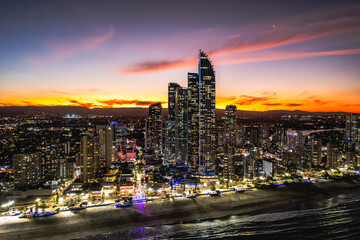 Fototapeta na wymiar Serenity in the Skies: Captivating Sunset Soaring Above Surfers Paradise's Majestic Downtown Skyline