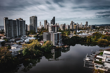 Fototapeta premium Riverside Serenity: Overlooking the Nerang River in Surfers Paradise, Australia