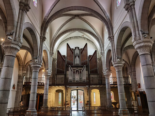 Fototapeta na wymiar Interior e órgão de tubos da Igreja de Nossa Senhora da Rocha em Biarritz no País Basco, França